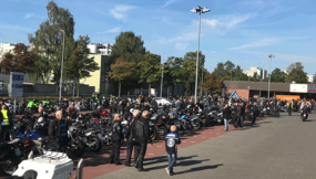 Der Start: Bikerfrühstück auf dem Parkplatz von Edeka Ermeling in Uetersen