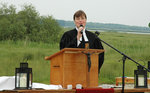 Pfingsten am Deich - Pastorin Vivian Reimann-Clausen (Moorrege-Heist) begrüßt die Gottesdienstteilnehmer