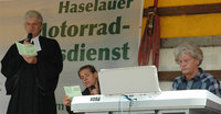 Auf der Altarbühne (v.r.): Pianist Michael Horn-Antoni, Sängerin Petra Begas und Pastor Andreas-M. Petersen.