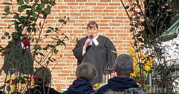 Pastorin Vivian Reimann-Clausen predigte auf dem Honigmarkt - Copyright: Sandra Pirr