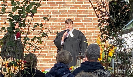 Pastorin Vivian Reimann-Clausen predigte auf dem Honigmarkt - Copyright: Sandra Pirr