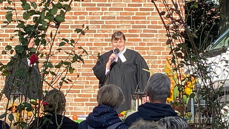 Pastorin Vivian Reimann-Clausen predigte auf dem Honigmarkt