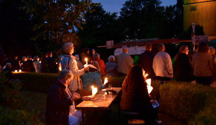 Kerzenschein auf dem Haselauer Kirchhof - Copyright: Kirchengemeinde Haselau