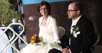 Das Brautpaar - der klassische Kuss nach dem Trausegen wurde von einem Hupkonzert begleitet