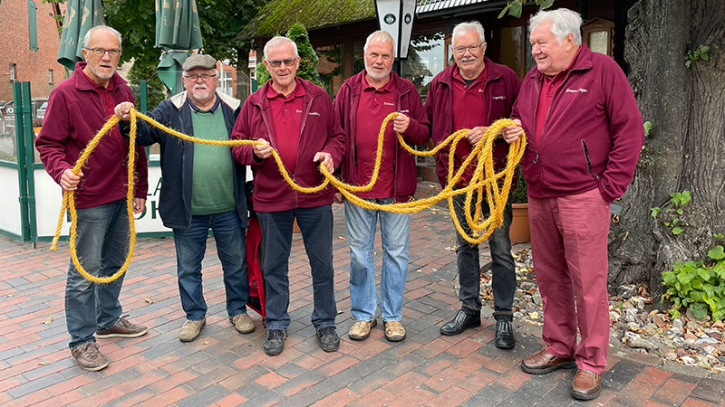 Mitglieder der Reepschlägergruppe des Museumsvereins bringen das nach altem Handwerk gedrehte Seil